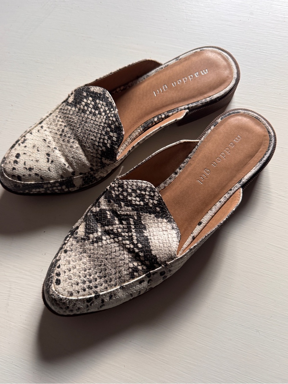 Madden Girl Black & Tan Snake-Print Slide Pointed Toe Low Heel mules Sz 7.5 - Picture 6 of 10